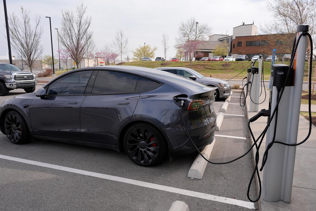 Os robotáxis de Tesla são supostamente conduzidos remotamente por humanos, às vezes